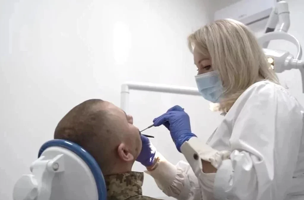Понад 800 військовослужбовців скористалися програмою безоплатного протезування зубів
